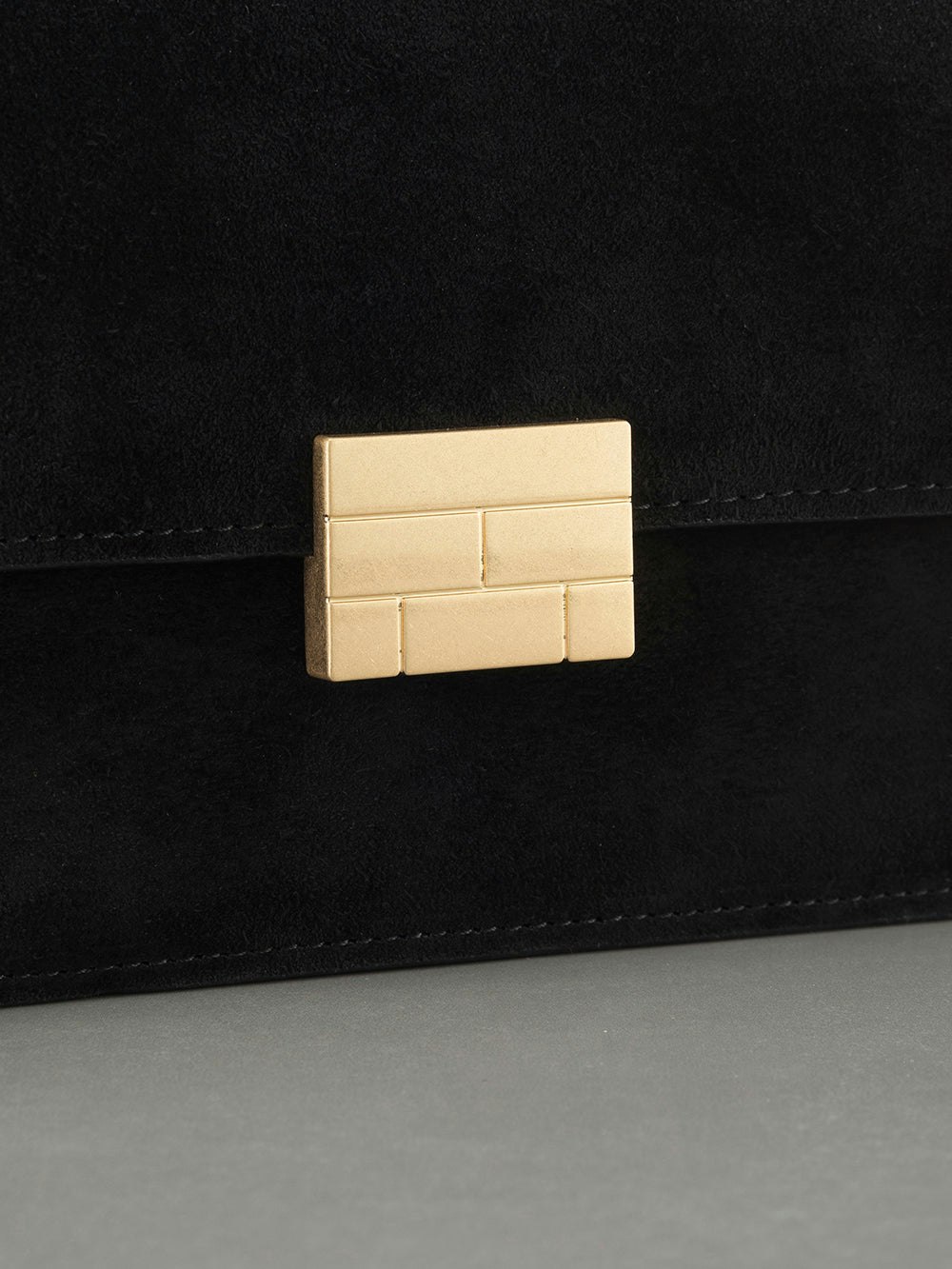 handbag logo hardware view alt:size